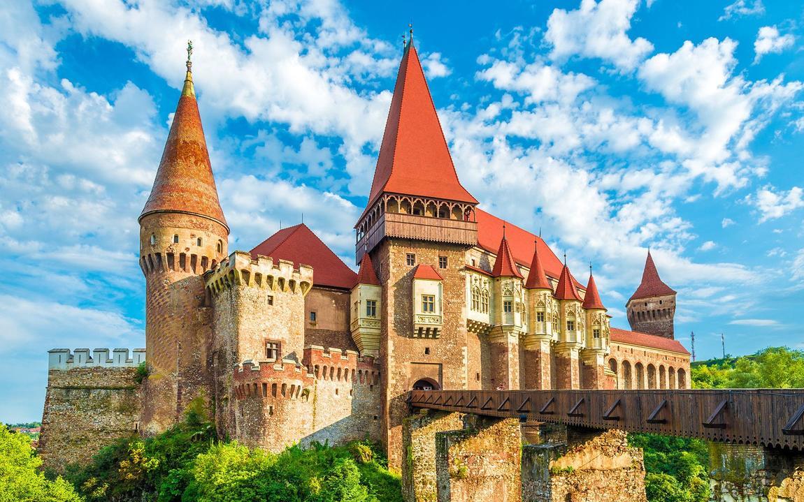 #sliderCaption9 shutterstock_509082277-Medieval-Hunyad-Corvin-castle_-Hunedoara-town_Transylvania-_-Romania.jpeg